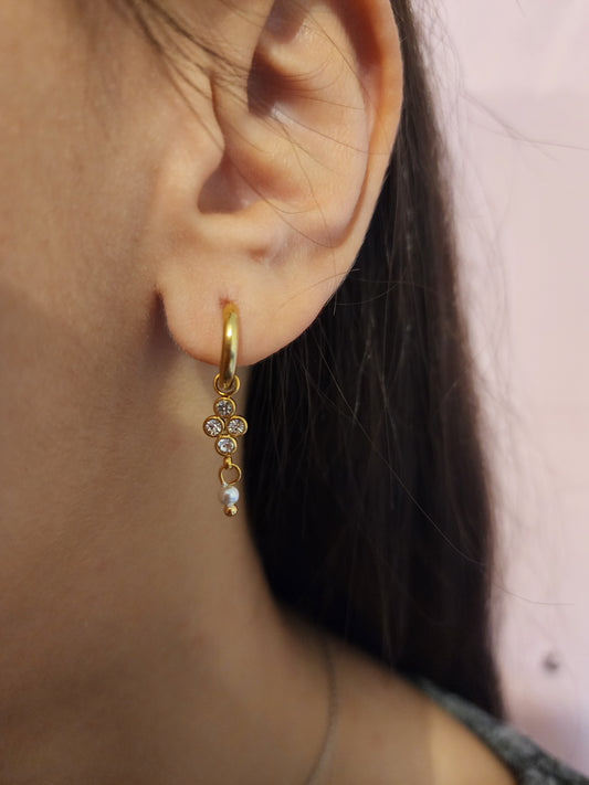Boucles d'Oreilles Alyssa en acier inoxydable doré avec zirconium et perle suspendue, portées sur une oreille