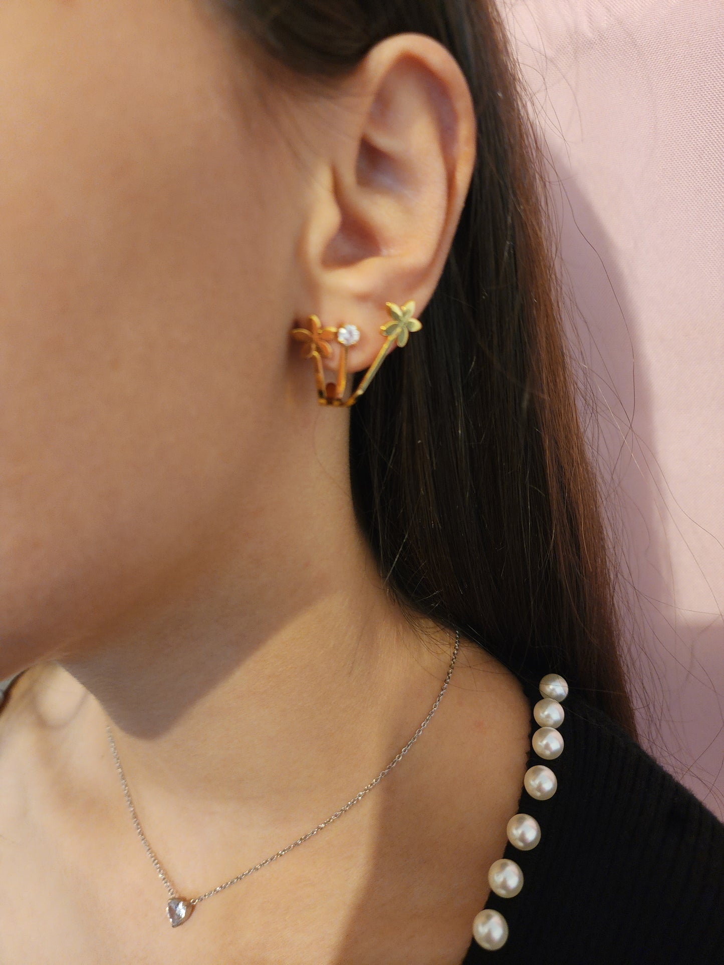 Boucles d'Oreilles Anita en acier inoxydable doré avec fleurs et strass étincelants, portées sur une oreille