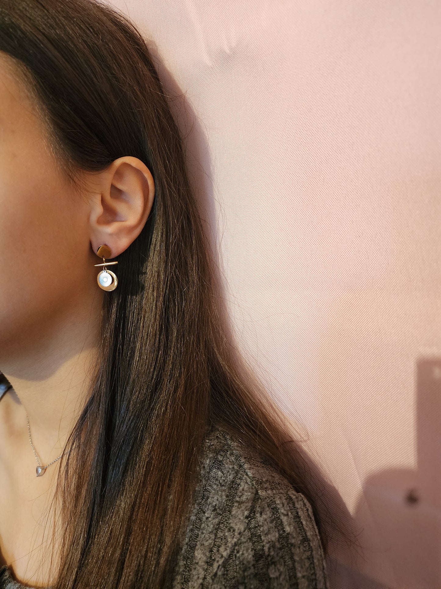Boucles d'Oreilles Isa en acier inoxydable doré avec disques géométriques, portées sur une oreille