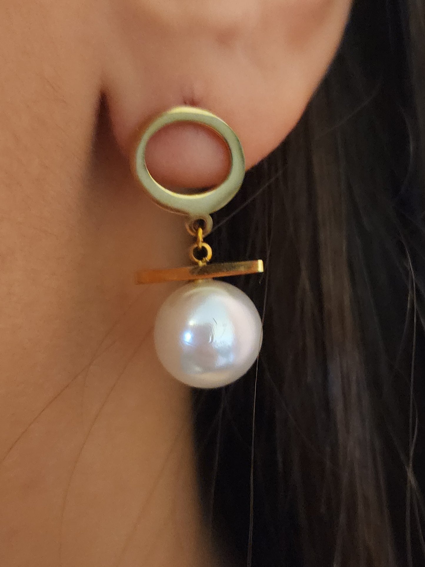 Détail de l'anneau ajouré et de la perle blanche des Boucles d'Oreilles Mélia en acier inoxydable doré