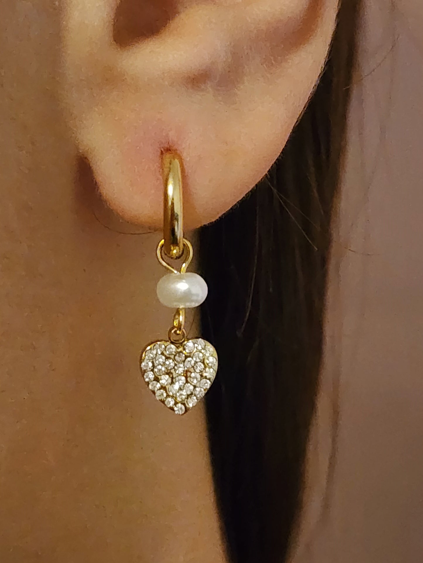 Détail du pendentif cœur scintillant et de la perle des Boucles d'Oreilles Sara en acier inoxydable