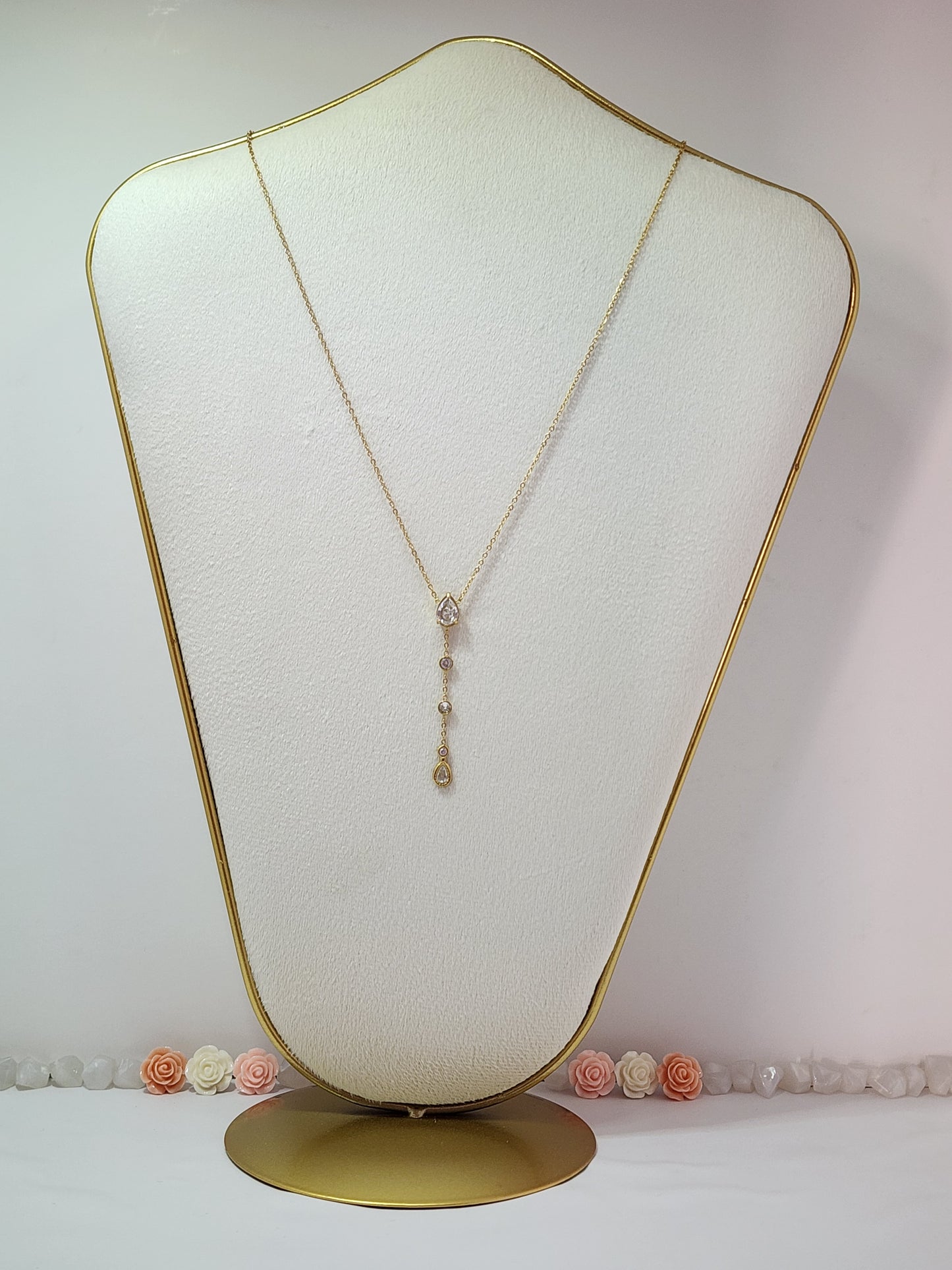 Collier Luciana en Acier Inoxydable Doré avec Pendentif Goutte et Détails Zirconium