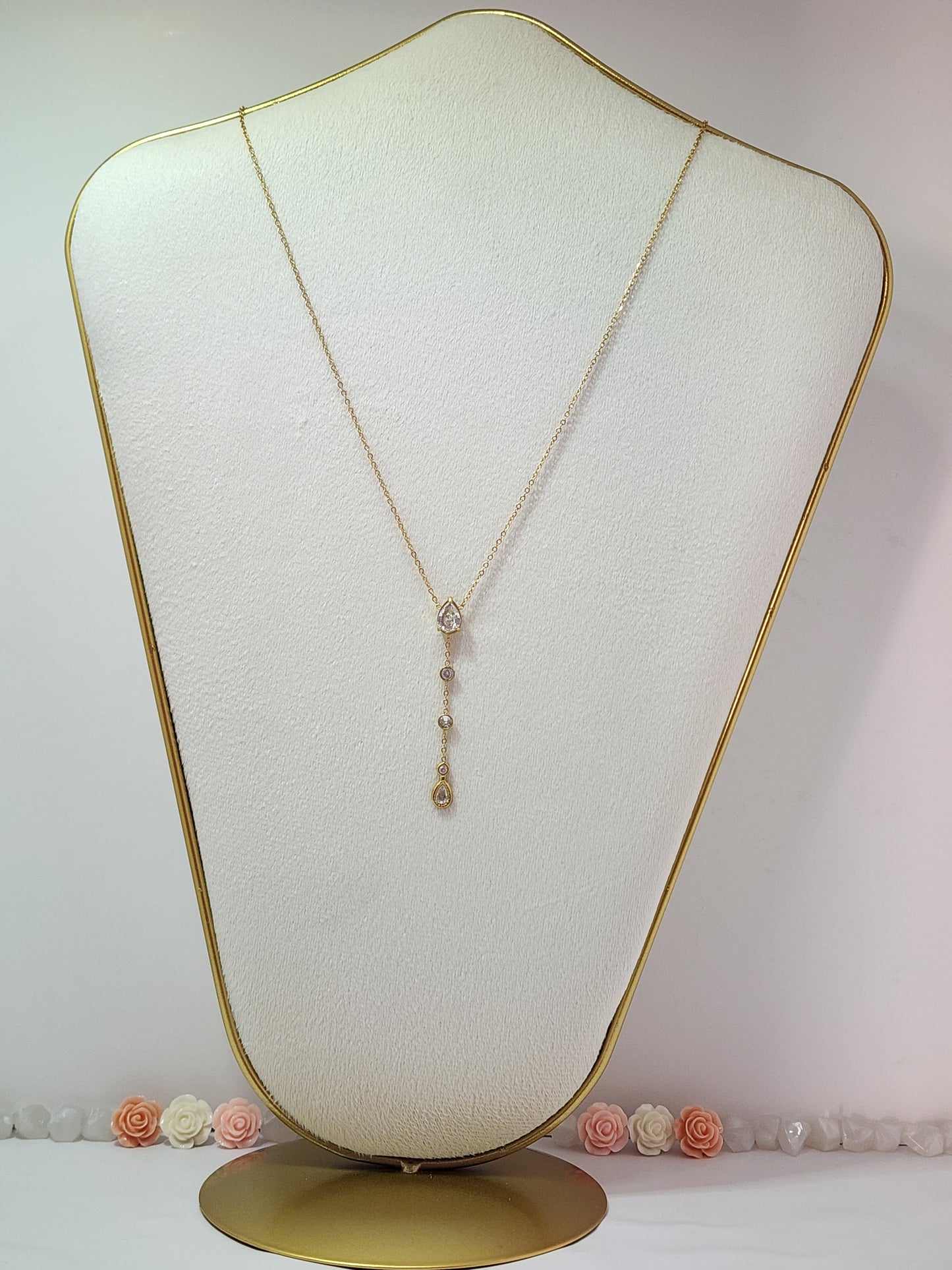 Collier Luciana en Acier Inoxydable Doré avec Pendentif Goutte et Détails Zirconium