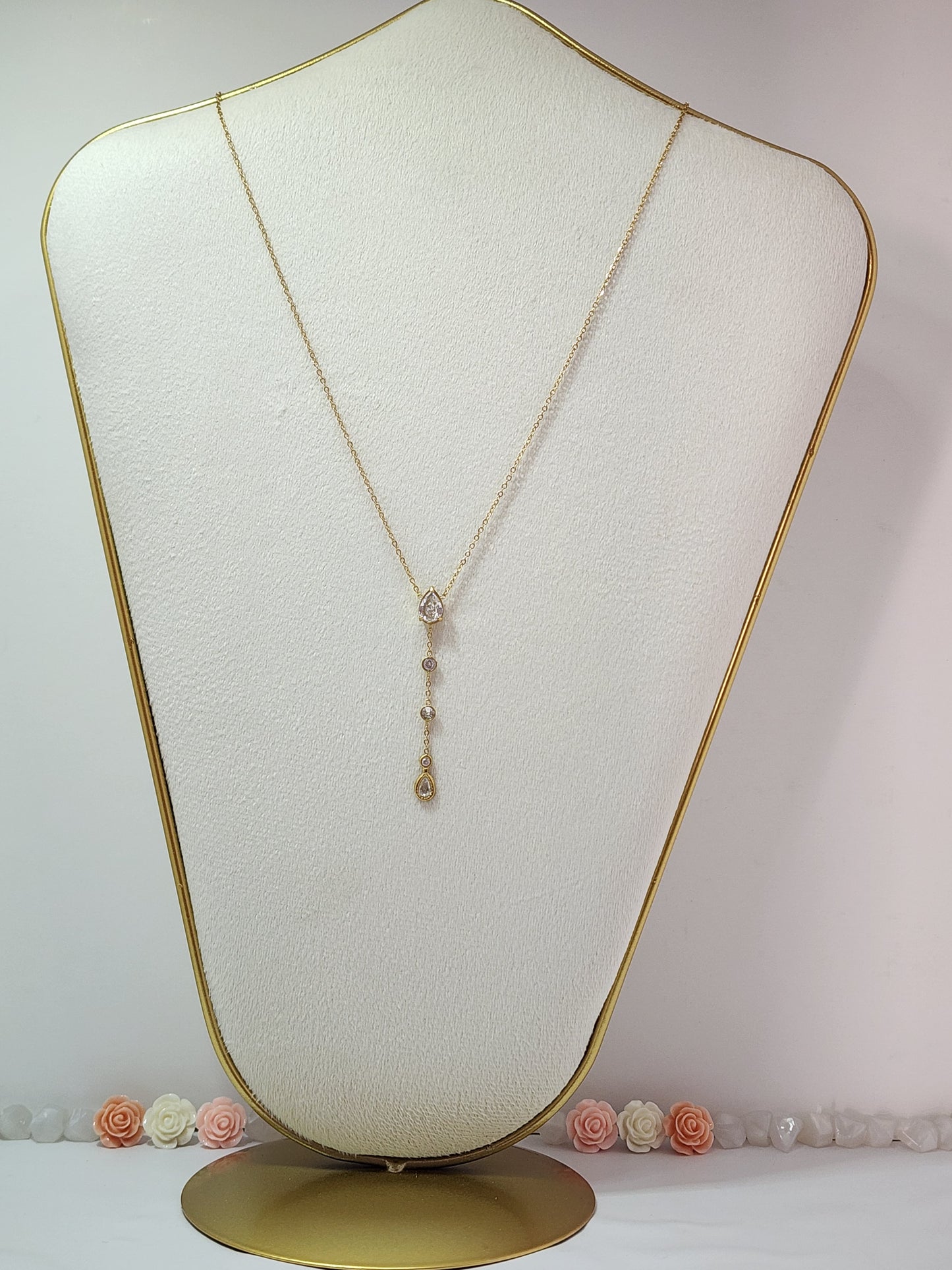 Collier Luciana en Acier Inoxydable Doré avec Pendentif Goutte et Détails Zirconium