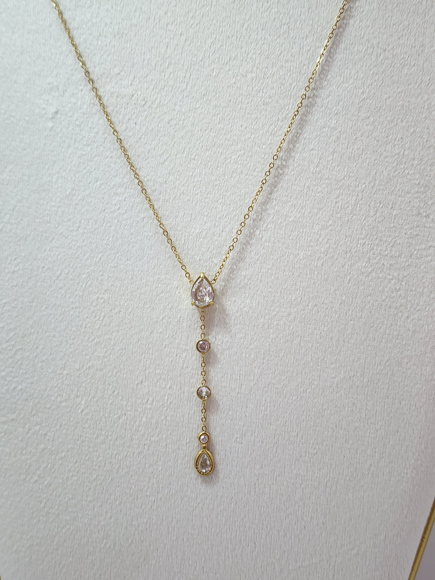 Collier Luciana en Acier Inoxydable Doré avec Pendentif Goutte et Détails Zirconium