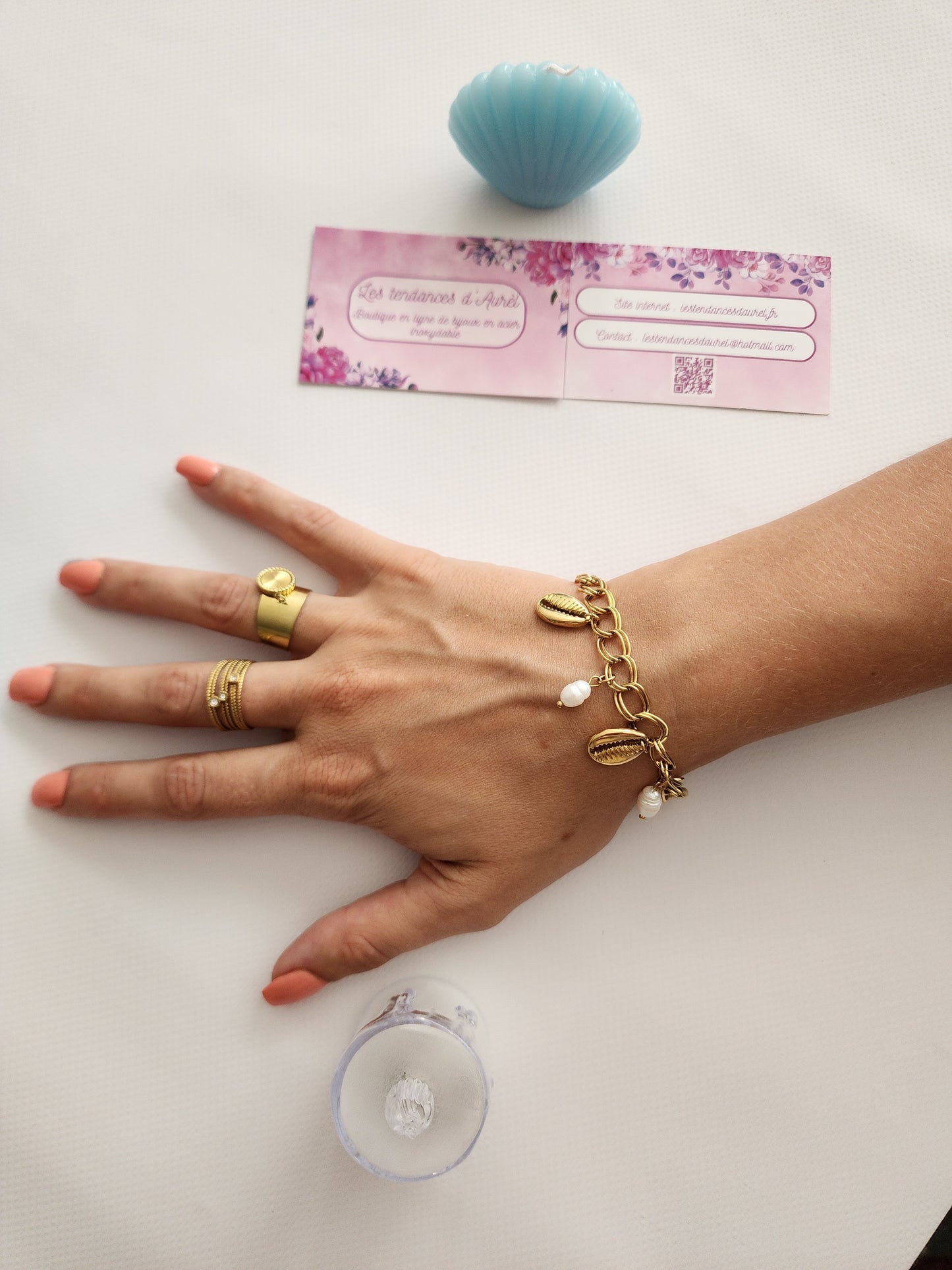 Bracelet Yara en acier inoxydable doré avec coquillage et perles élégantes, porté sur un poignet.