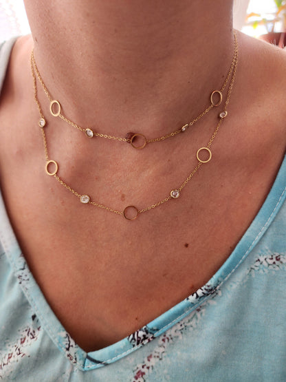 Collier Mélinda en acier inoxydable doré à deux rangs avec cercles et strass, porté sur un cou