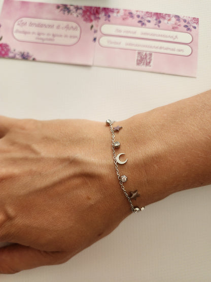 Détail des charms étoiles et lunes du Bracelet Louna en acier inoxydable argenté.