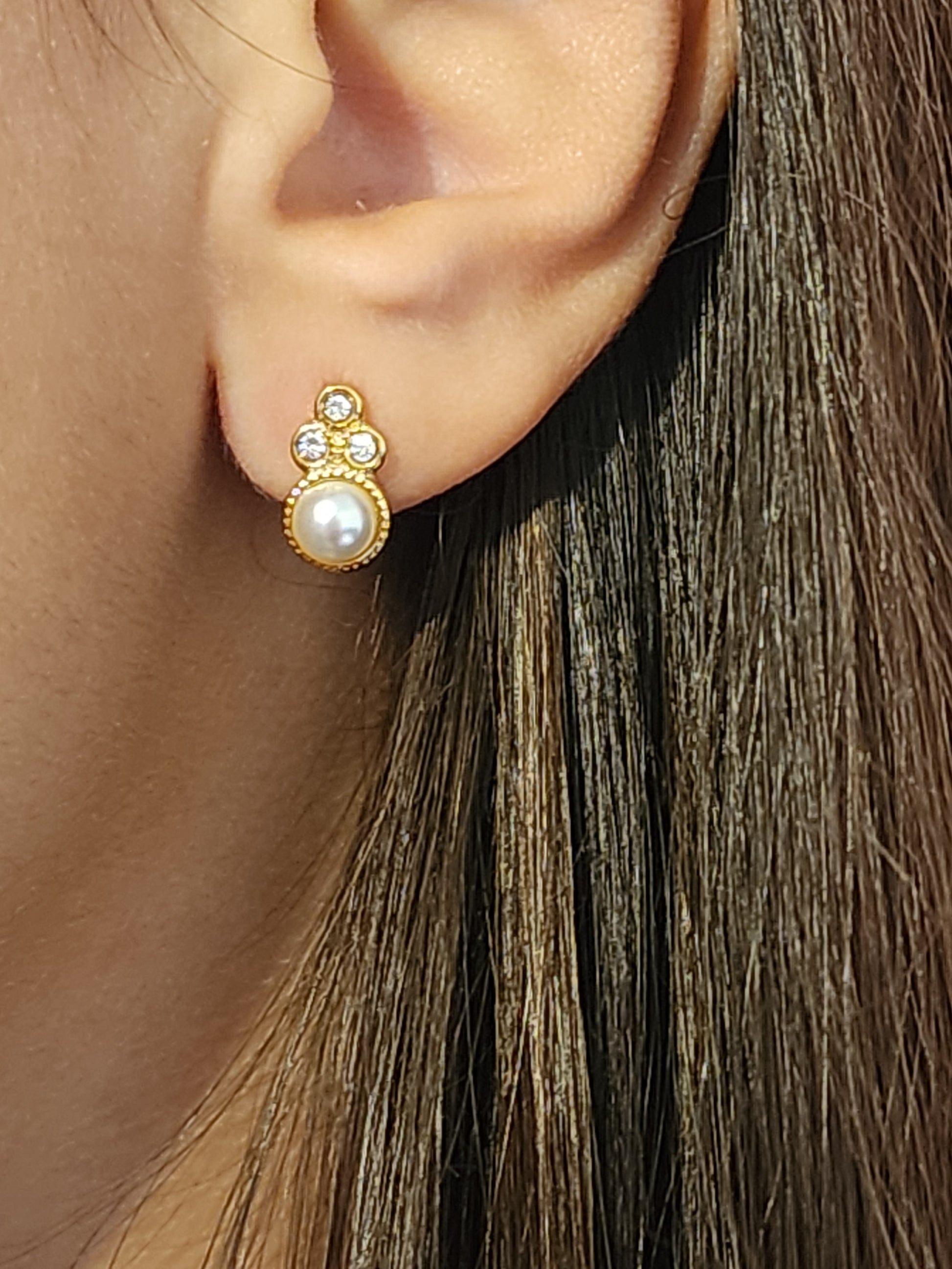 Détail des strass et de la perle des Boucles d'Oreilles Andréa en acier inoxydable doré.