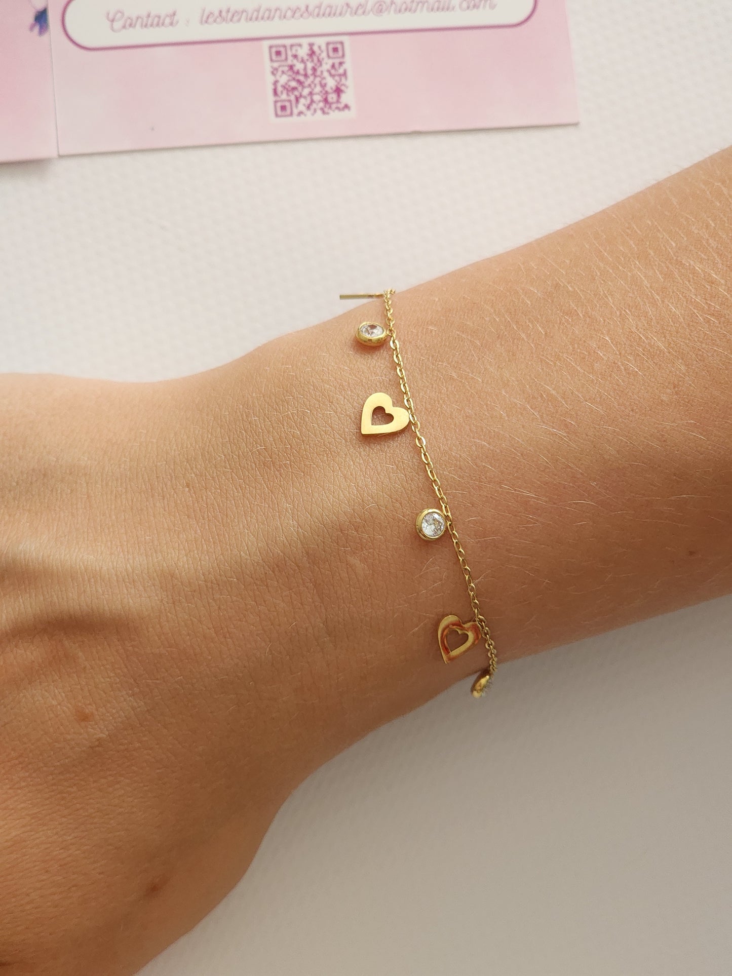 Détail des cœurs ajourés et des strass brillants du Bracelet Florentina en acier inoxydable doré