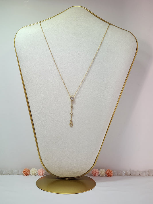 Collier Luciana en Acier Inoxydable Doré avec Pendentif Goutte et Détails Zirconium