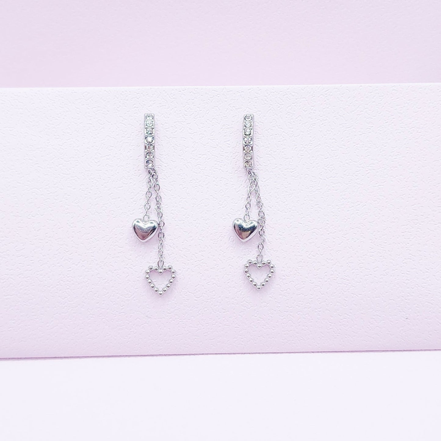 Boucles d'Oreilles Olivia en Acier Inoxydable Doré ou Argenté avec Cœur Ajouré et Chaînes Délicates