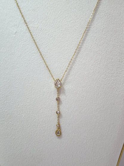 Collier Luciana en Acier Inoxydable Doré avec Pendentif Goutte et Détails Zirconium